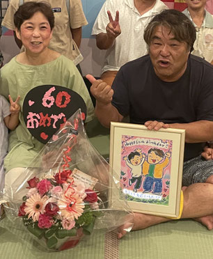 手作りのうちわと、元気いっぱいの笑顔が素敵