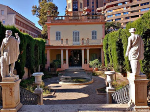 Palacete de Monforte donde se celebran bodas civiles y patio de los leones. 