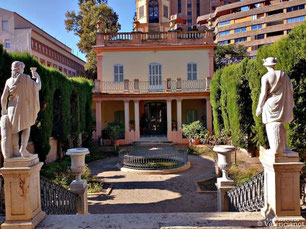 Patio de los leones. En 1864 Juan Bautista Romero, propietario y promotor del jardín, adquirió los leones para su palacete. Esculturas de José Bellver. 