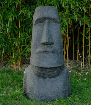 Moai Kopf Osterinsel Statue für Garten auf Wiese vor Bambus Wald
