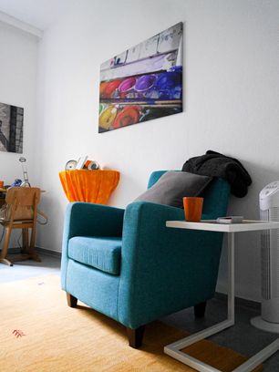 Praxisraum mit Sessel und Bild
