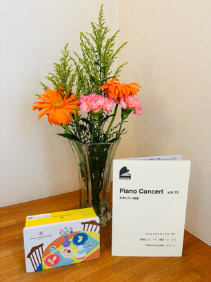 永井ピアノ教室発表会のお菓子と花瓶にいけた花（2名分）