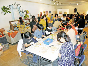 多彩なジャンルの作品が並び、大盛況のてぃわざ展=市民会館展示ホール