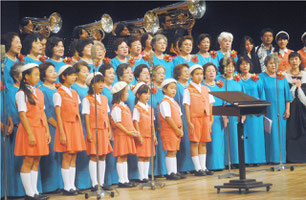 フィナーレで「えんどうの花」を大合唱する出演者=21日午後、市民会館大ホール