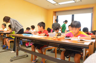 まいふなー教室が開級。子どもたちの学習が始まった=2日、市立図書館