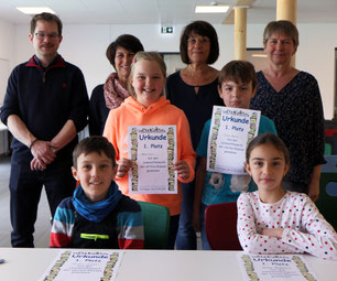 Die glücklichen Gewinner (vorne von links): Aurelius Kempf, Marie Pauli, Tizian Mohry und Cezara Sandelescu mit (hintere Reihe von links): Karlschul-Rektor Till Haendle und der Jury, bestehend aus Ursula Hau, Siglinde Pudimat und Sibylle Dölker