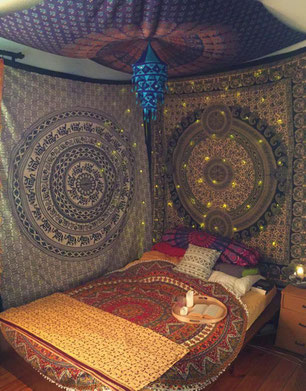 Goa Höhle mit Mandala Tüchern an der Decke und den Wänden