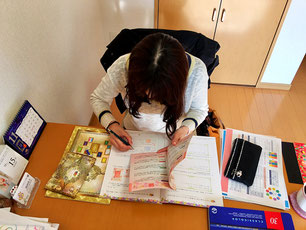 午前の授業風景 真剣に楽しくワークに取り組む。