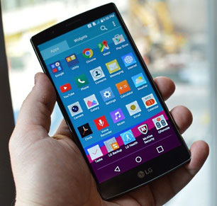 Smartphone LG G4 tenu dans le creux d'une main