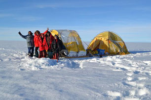 Foto de los cinco expedicionarios en el lugar exacto en el que acabaron su aventura. / © Tierraspolares 