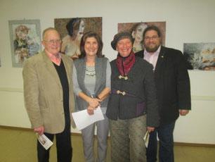Foto v.l.n.r.: Obmann GR Franz Kral, Künstlerin Margit Ruzicka, Laudatorin Mag.a Brigitta Lipold, GR Mag. Klaus Bergmaier. Foto: zVg