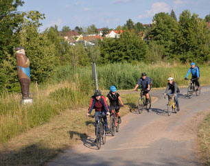 Direkt am Aischtalradweg steht eine von insgesamt acht Figurenbeuten.        