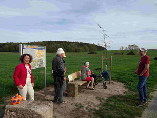Karin Kloth (links) hat das Leichensteinfeld mit neuem Leben erfüllt. Foto: LAG Aischgrund
