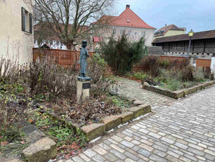 Der Garten im Neustädter Schlosshof soll attraktiver werden. Foto: LAG Aischgrund/Anne Billenstein