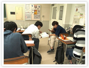 学生同士で教え合う姿