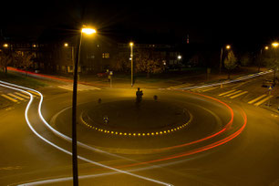 Kreisverkehr bei Nacht