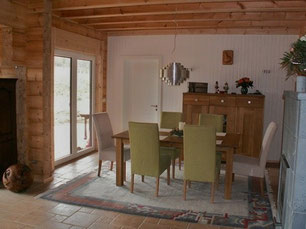 Wohnzimmer - Finnisches  Blockhaus in Deutschland, Sachsen-Anhalt -  Holzhaus kaufen, planen und bauen - Holzhausbau - Wohnen im Holzhaus  in Blockbauwase - Blockhaus als Wohnhaus - Magdeburg - Soltau - Wolfsburg - Brandenburg       