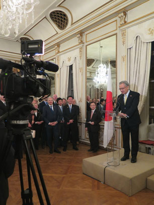 挨拶する石井大使