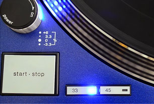 Drehzahl-Tasten "33" und "45" an einem Technics-Plattenspieler
