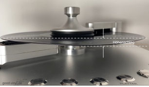 Schallplatte mit Höhenschlag auf einer Plattenwaschmaschine von Clearaudio.