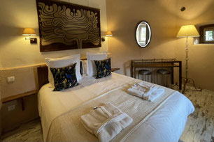 gîte-de-rêve-Cinq-etoiles-avec-piscine-privee-en-aveyron-le-colombier-saint-veran-chambre