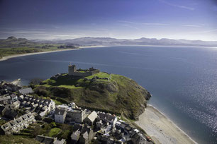 Criccieth Castle von oben aufgenommen mit dem Meer im Hintergrund und blauem Himmel © Crown copyright (2019) Cymru Wales