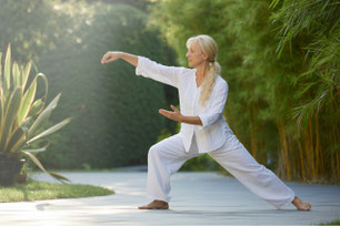 Frau bei ruhiger Bewegung und Tai Chi zur Unterstützung von Stressregulation und Nervensystem