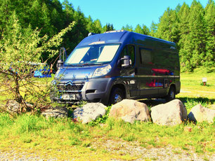 ein Camping Stellplatz in freier Natur