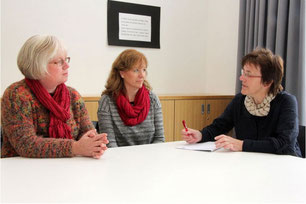 Kornelia Kruse und Sabine Roark von der Selbsthilfegruppe im Gespräch mit Maria Niermann - Foto: CHR