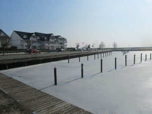 Eis im Hafenbecken Karlshagen Usedom