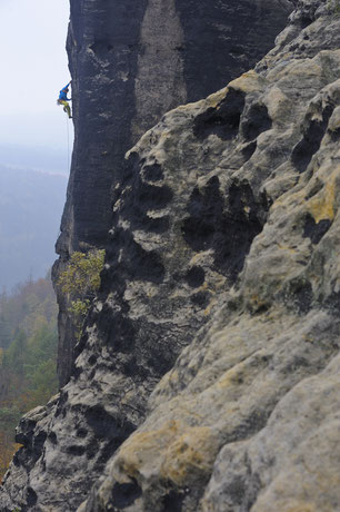 Teufelsturm, Talseite "direkt", VIIIb, nach dem 3. Ring. Foto: Helmut Schulze (c) 2019. Mit Böhmischer Walze.