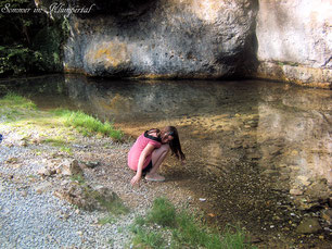 Klumpertal, Klumperquelle, Quelle, Wasser, Bach, Fluß, Fels, Felsen, Mädchen, Sommer, Wandern, Wandertour, Wanderwege, Fränkische Schweiz, Franken, Oberfranken, Bayern, Ausflugziel, Ausflugtipp, Wanderung, Lieblingsplatz, Sonnenschein, Pottenstein