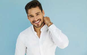 smart Mann lächelnd sexy modern Hemd business glücklich Arbeit Geschäft happy 