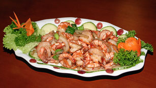 Gebratene Garnelen mit Zwiebeln