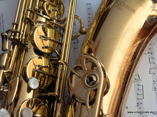 Tenorsaxophon mit Noten