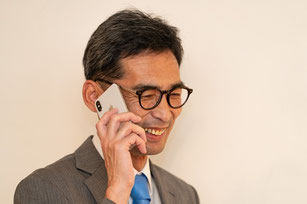 お客様と電話する田中純