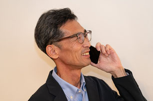 電話でプランを相談する田中純