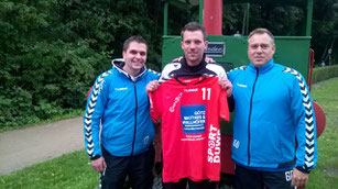 Vorstellung und Begrüßung des neuen Spielers. v.l.n.r.: Dominik Otto, Fabian Fritzsch und Trainer Mike Ermert.