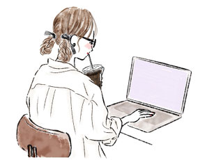 テイクアウトコーヒーを飲みながらパソコン作業を行うシャツ姿の女性。