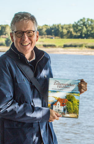 Autor Joachim Mohr mit dem Buch "Das Zollenspieker Fährhaus"