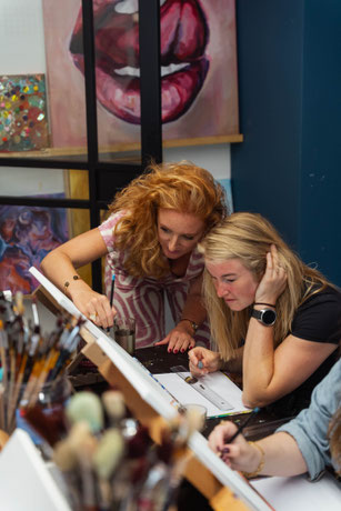 Moeder en dochter genieten van een ontspannen schilder ervaring in de schilderstudio in Breda