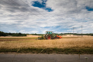 Traktor auf Getreidefeld-Feldwirtschaft II