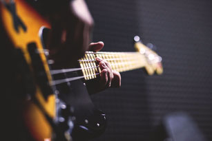 ベースギターを演奏する写真です。
