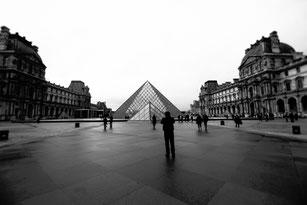 素晴らしい展示ケースを想像するルーブル美術館の写真です。