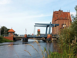 Brücke Demmin Hausboot Floss Boot Urlaub Fluss Peene Kummerower See