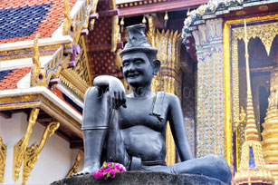 Une statue du temple bleu du Wat Rong Seua Ten à Chiang Rai