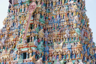 Vue d'un toit d'un temple d'Inde du sud avec toutes ses statues et ses couleurs