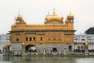Vue de profil du temple d'or d'Amritsar en Inde