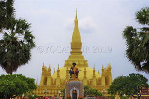 Vue de face de l'entrée principale du Pha That Luang à Vientiane