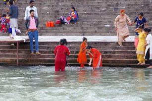 Des gens se mettent à l'eau à Varanasi pour faire des ablutions dans le Gange